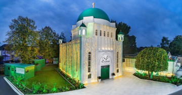 London Buses Have a Century-Worthy Message to Deliver! 🚌 The Historic Fazl Mosque Turns 100, Taking Its Message of Peace, Unity and Service Across the Capital.