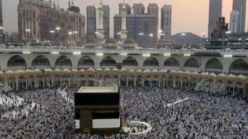 Makkah Is Getting Ready for Its Biggest Spiritual Gathering! 🕋 Muslim Pilgrims Arrive in Growing Numbers as Hajj Draws Near.