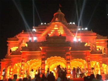 Durga Puja’s ‘Pandal Premier League’: Siliguri Builds A 60 Foot Ram Temple and Puri Creates Durga With 32 Fruits And Veggies, Giving Devotion A Creative Twist 👀