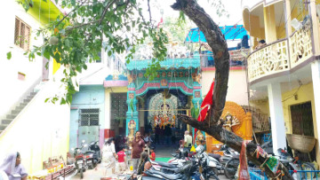 274 Years of Faith, One Sacred Tree! 🌿 Cuttack’s Sarpa Durga Puja Keeps a Beautiful Tradition Alive Through Four Generations of Priests