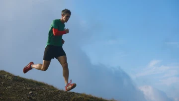 Running fast and lifting heavy? 🏃‍♀️ This runner’s strength-training formula proves you don’t have to sacrifice speed or muscle to do both