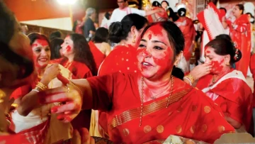 Sindoor Khela, Inclusive Garba and More: Mumbai’s Festive Diary Has It All 🎉❤️
