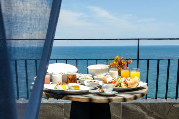 ✈️ On Vacation? These 6 Morning Habits Can Help You Feel Your Best While Travelling