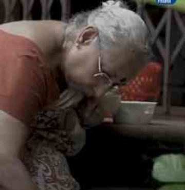 Kolkata's 74-Year-Old Alpana Didi Is Painting Doorsteps and Spreading Joy at 5 AM! ✨❤️
