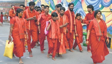 Indrakeeladri Is Buzzing🙏🌺 Bhavani Devotees Flock to Vijayawada