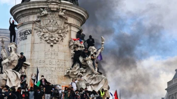 🎓 Gen Z Says “Class Dismissed!” Students Take to the Streets Over Cuts, Rights & Protests ✊