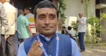 42-Inch Tall Professor Gautam Kumar Wins Hearts While Casting Vote in Bihar MLC Polls 🗳️✨