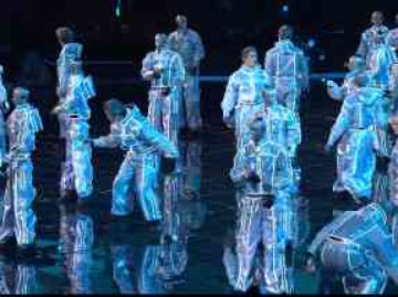Unitree Humanoid Robots Hit the Stage with 120 Dancers in Shanghai! 🤖💃