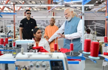 🛍️ Festive Shopping, Swadeshi Style! PM Modi Pushes ‘Vocal for Local’ on Mann Ki Baat ✨