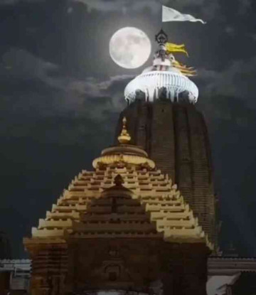 Sharad Purnima Full Moon Glows Behind Puri Jagannath Temple's Neel Chakra in a Pure Cinematic View! 🌕✨