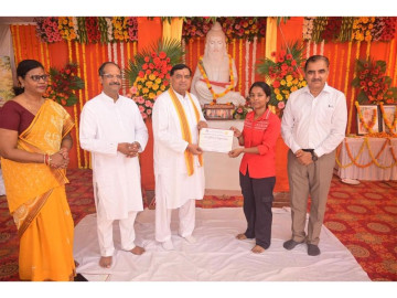 Ayodhya’s Ramayan University gets a 5-foot statue of Maharishi Valmiki 📖🙏