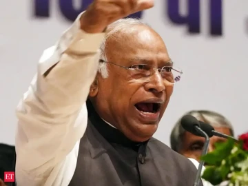 ‘Modi Kahin Nahi Jayega !’ BJP and Congress Exchange digs Online Over Kharge’s ‘Baap’ Remark