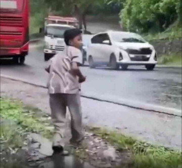 Absolute Boss Mode: This Kid Stopped a Runaway Car With Just a Rock! 🧒🚗🔥