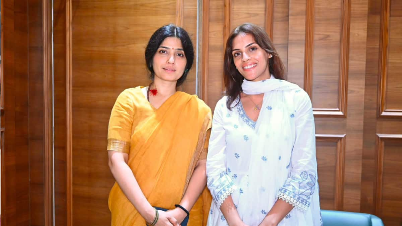 Dimple Yadav Meets Mumbai Model Rhiya Ahir; Questions Government Over Assault By Delhi Police