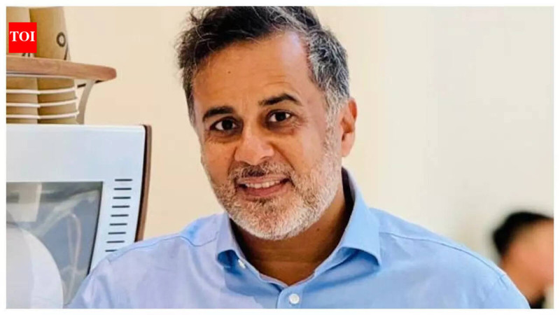 Chetan Bhagat's dance video with his IIT Delhi friends goes viral, internet asks 'Why Chetan why?'