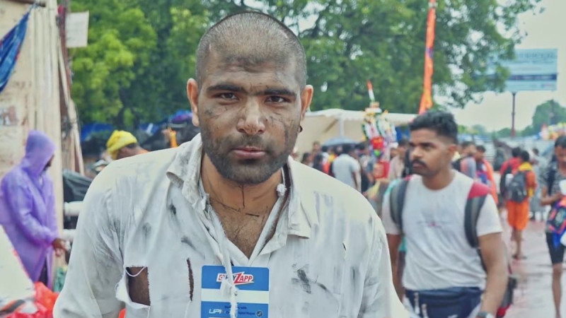 Friend poses as beggar in Haridwar for a YouTube experiment; Here's how much he makes | Viral