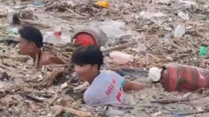Nepal Floods: Viral Video Shows People Taking Away Gas Cylinders Swept In By Floodwaters