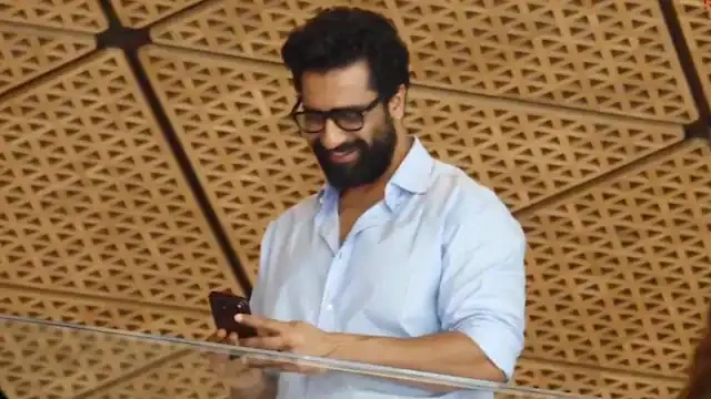 Vicky Kaushal Buys iPhone 18 At Apple Store In Bandra, Unboxing Video Goes Viral