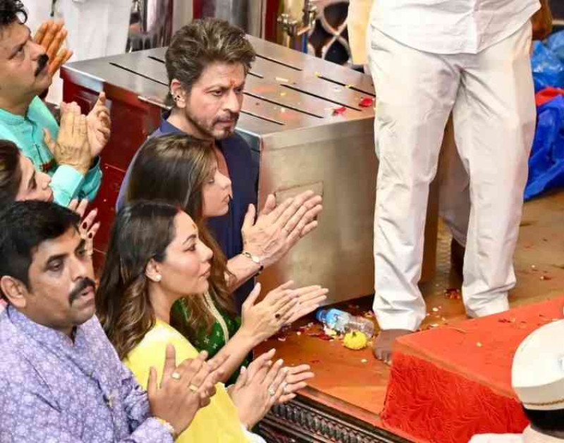 Shah Rukh Khan and Family’s Lalbaugcha Raja Visit Has Fans Talking