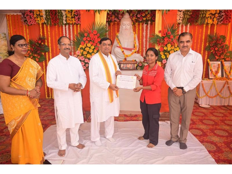Ayodhya’s Ramayan University gets a 5-foot statue of Maharishi Valmiki 📖🙏