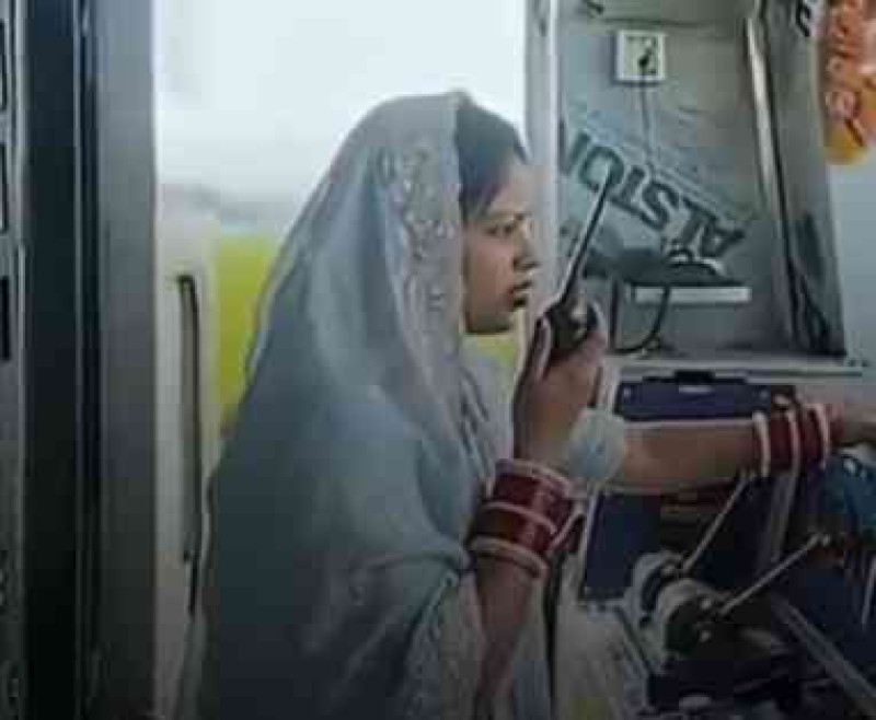 Newlywed Loco Pilot Operating a Train in Her Saree Is the Ultimate Boss Energy! 🚂✨