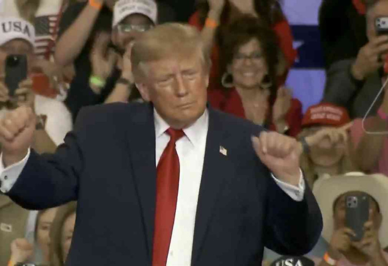 Trump Drops His Signature Dance Moves in Lubbock, Giving Fans That Rally Energy! 🕺✨