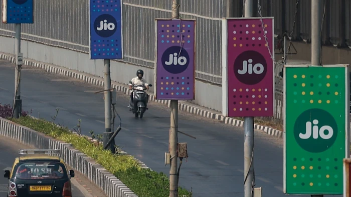 Boommm💥 Ambani’s Jio Shares Jump 22% in India’s Biggest IPO