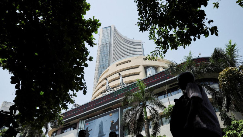 Sensex Slips 600 Points; IT Stocks Fall and Oil Plays Its Part Too 📉🛢️